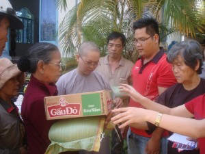Chùa Linh Sơn, xã Lộc Thuận tiếp tục vận động, phối hợp tặng quà cho người nghèo, đối tượng bảo trợ xã hội nhân dịp xuân Ất Mùi 2015