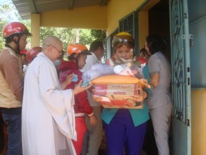 Hai trăm phần quà đến với người nghèo, đối tượng bảo trợ xã hội các xã Lộc Thuận, Lộc Phú và Lộc Điền nhân dịp xuân Ất Mùi 2015