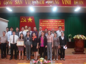 Công ty Cổ phần Kinh doanh thương mại Vạn Phúc tặng quà cán bộ, đảng viên hưu trí huyện Lộc Ninh
