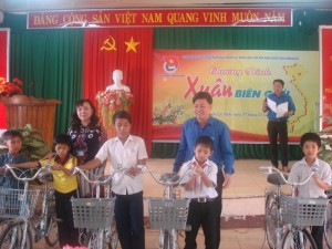 Ban Công nhân lao động – Thành Đoàn thành phố Hồ Chí Minh phối hợp tổ chức Chương trình “Xuân biên giới năm 2015” tại xã Lộc Thiện