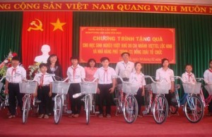 Ban Chỉ đạo phong trào Vì người nghèo và Hội Khuyến học huyện Lộc Ninh phối hợp tổ chức Chương trình tặng học bổng, xe đạp cho học sinh nghèo vượt khó nhân dịp Tết Nguyên đán 2015