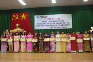 Ban Vì sự tiến bộ phụ nữ huyện Lộc Ninh phối hợp tổ chức Hội nghị tổng kết 5 năm phong trào thi đua “Giỏi việc nước, đảm việc nhà” và tuyên dương cán bộ lãnh đạo nữ tiêu biểu giai đoạn