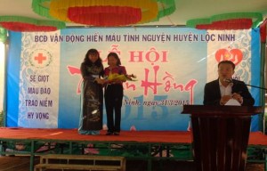 Huyện Lộc Ninh tổ chức Lễ hội Xuân hồng, tuyên dương, khen thưởng các tập thể, cá nhân có nhiều đóng góp trong phong trào hiến máu tình nguyện năm 2014