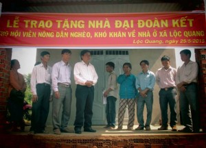 Tin trao tặng nhà Đại đoàn kết cho HVND nghèo khó khăn về nhà ở xã Lộc Quang