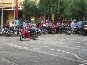 Hội Nông dân huyện Lộc Ninh phối hợp với Trung tâm Giáo dục Thường xuyên huyện tổ chức học và thi lấy giấy phép lái xe hạng A1 cho hội viên nông dân