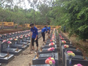 63 đoàn viên trường THCS thị trấn Lộc Ninh dọn vệ sinh nghĩa trang liệt sỹ huyện