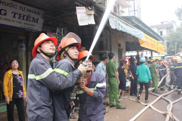 Diễn tập phương án Phòng cháy chữa cháy tại chợ Lộc Ninh