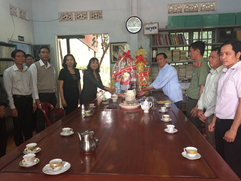 Huyện Lộc Ninh tổ chức Đoàn thăm, chúc mừng nhân dịp Lễ Giáng sinh năm 2017