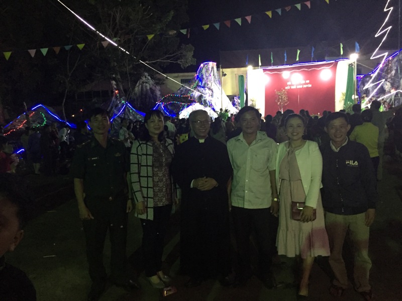 Huyện Lộc Ninh tổ chức Đoàn thăm, chúc mừng nhân dịp Lễ Giáng sinh năm 2017