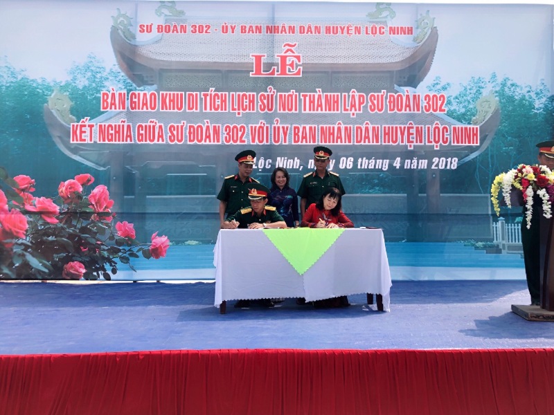 Sư đoàn 302 bàn giao Khu di tích nơi thành lập Sư đoàn  về huyện Lộc Ninh quản lý và ký kết nghĩa giữa hai đơn vị