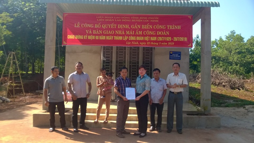 Chủ tịch LĐLĐ huyện Đinh Thị Mỹ Hạnh trao quyết định trao tặng nhà “Mái ấm công đoàn”